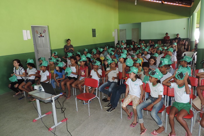 Crianças sentadas assistindo palestra