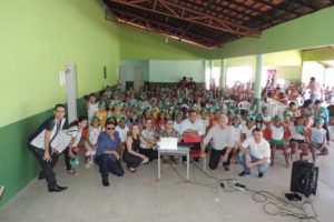 Pessoas sentadas sorrindo