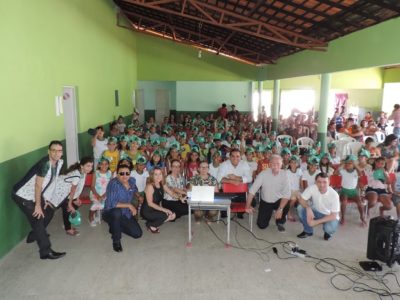 Pessoas sentadas sorrindo