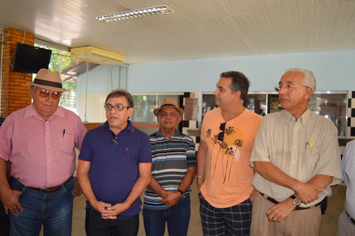 Pessoas de pé conversando uns com os outros 