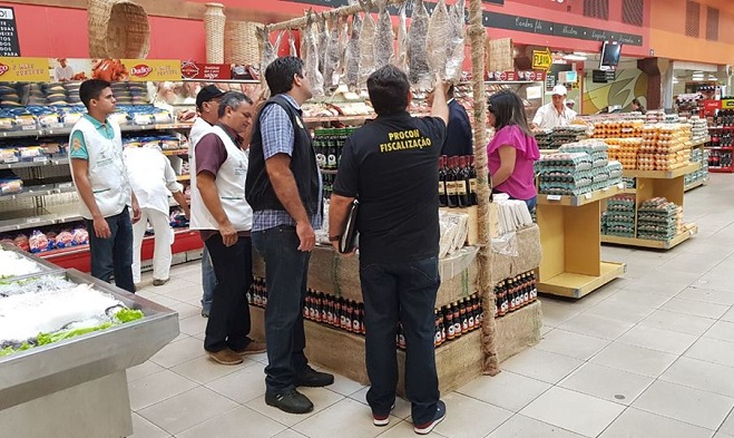 Pessoas de pé 