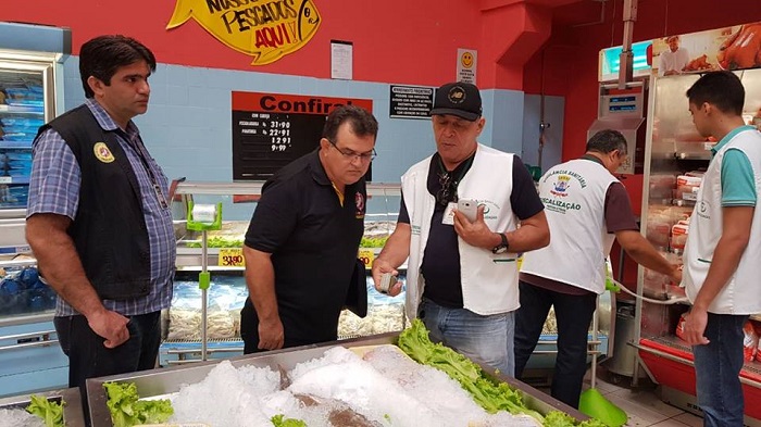 Pessoas em pé 