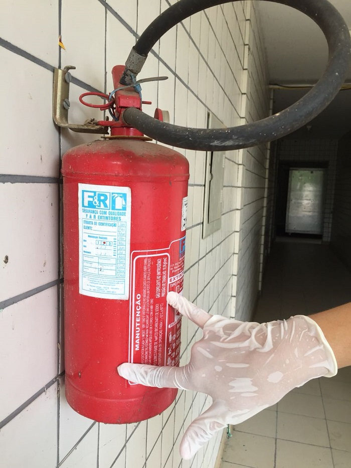 Foto de um extintor de incêndio 