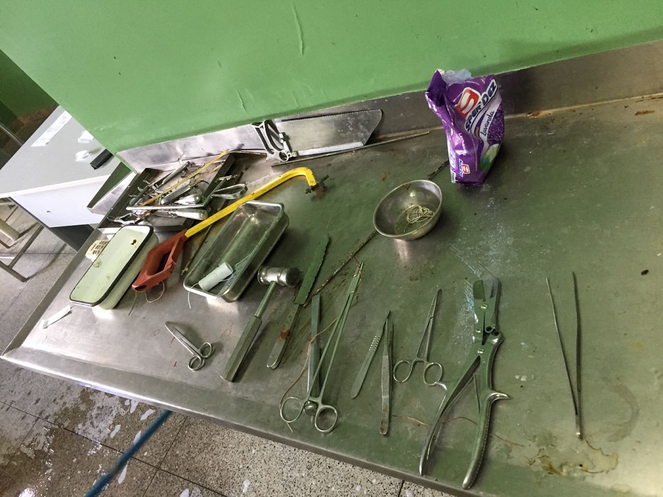 Instrumentos em cima de uma mesa 