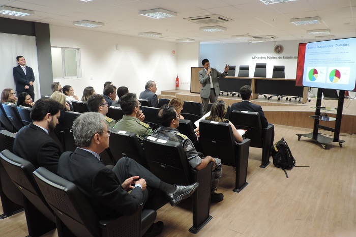 Pessoas sentadas em auditório 