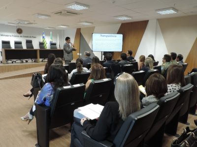 Pessoas sentadas em auditório