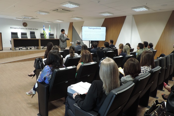 Pessoas sentadas em auditório