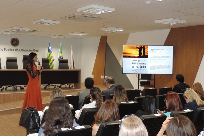 Pessoas sentadas em auditório 