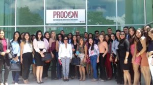 Pessoas de pé sorrindo para o fotografo