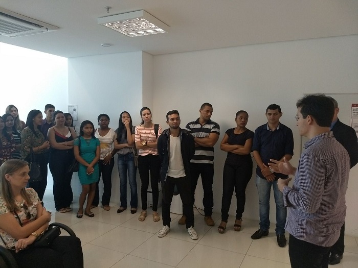 Pessoas de pé observando seu interlocutor 