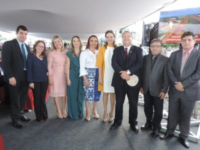 Pessoas de pé