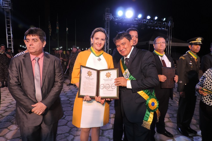 Pessoas de pé 