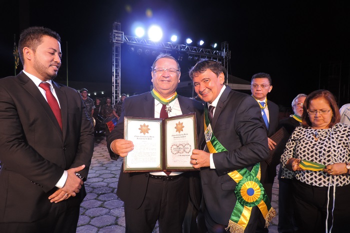 Pessoas de pé 