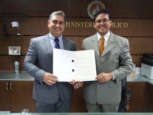 Duas pessoas de pé