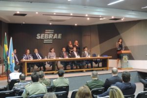 Pessoas sentadas em auditório