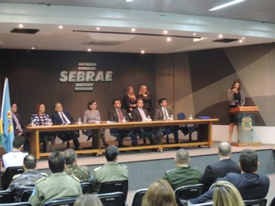 Pessoas sentadas em auditório