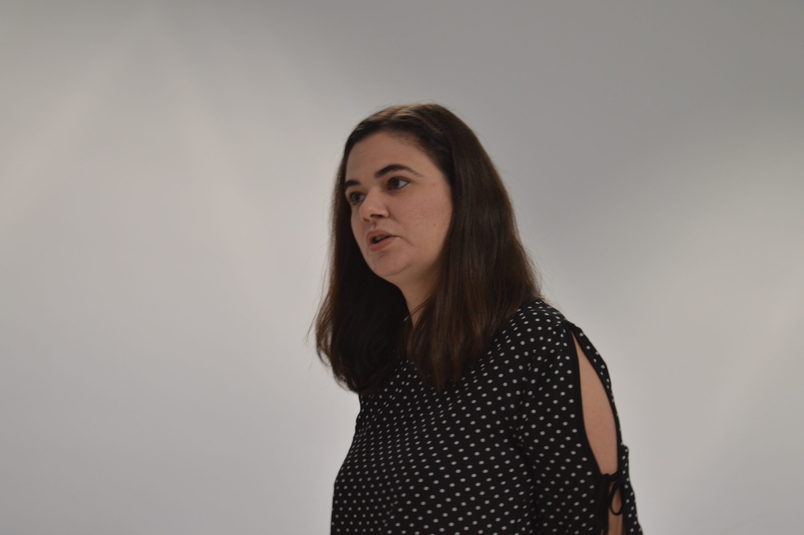 Mulher de pé falando 