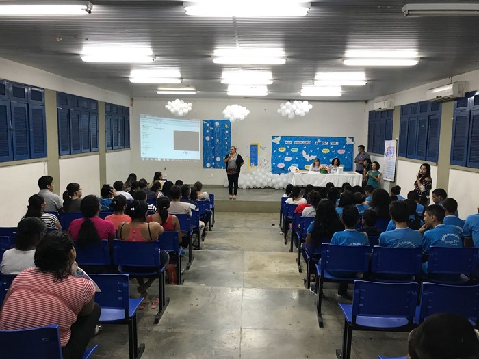 Pessoas sentadas em auditório 