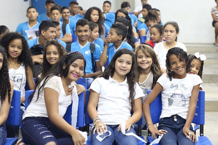 Pessoas sentadas sorrindo 