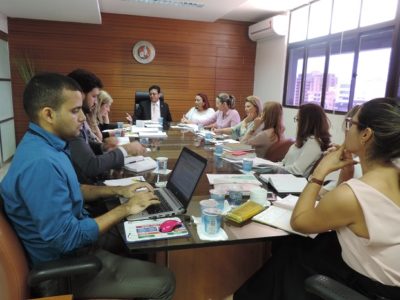 Pessoas sentadas em volta de uma mesa