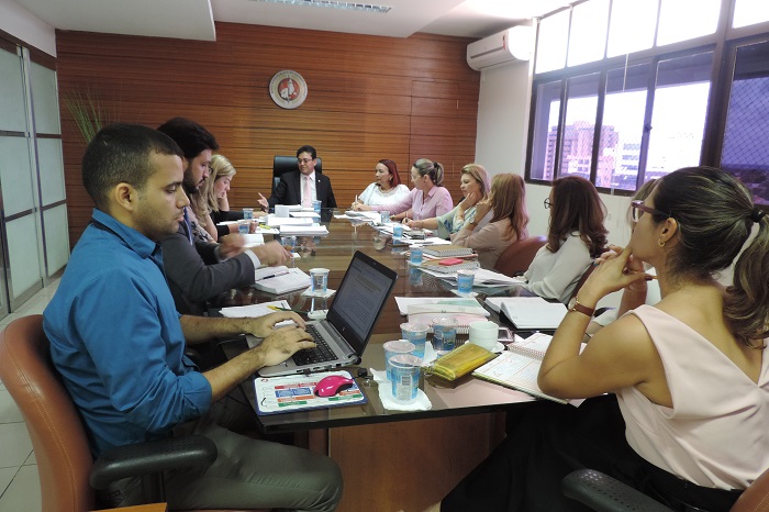 Pessoas sentadas em volta de uma mesa