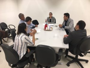 Pessoas sentadas em volta de uma mesa