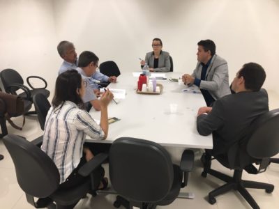 Pessoas sentadas em volta de uma mesa