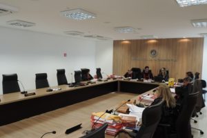Pessoas sentadas