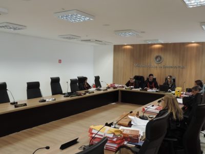 Pessoas sentadas
