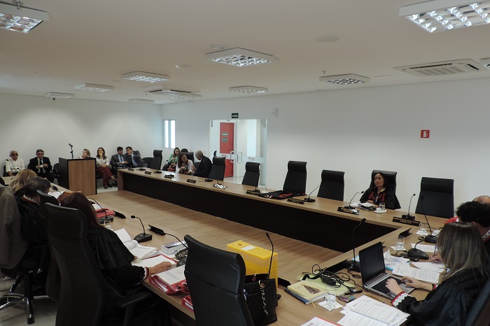 Pessoas sentadas no plenário do Conselho Superior 