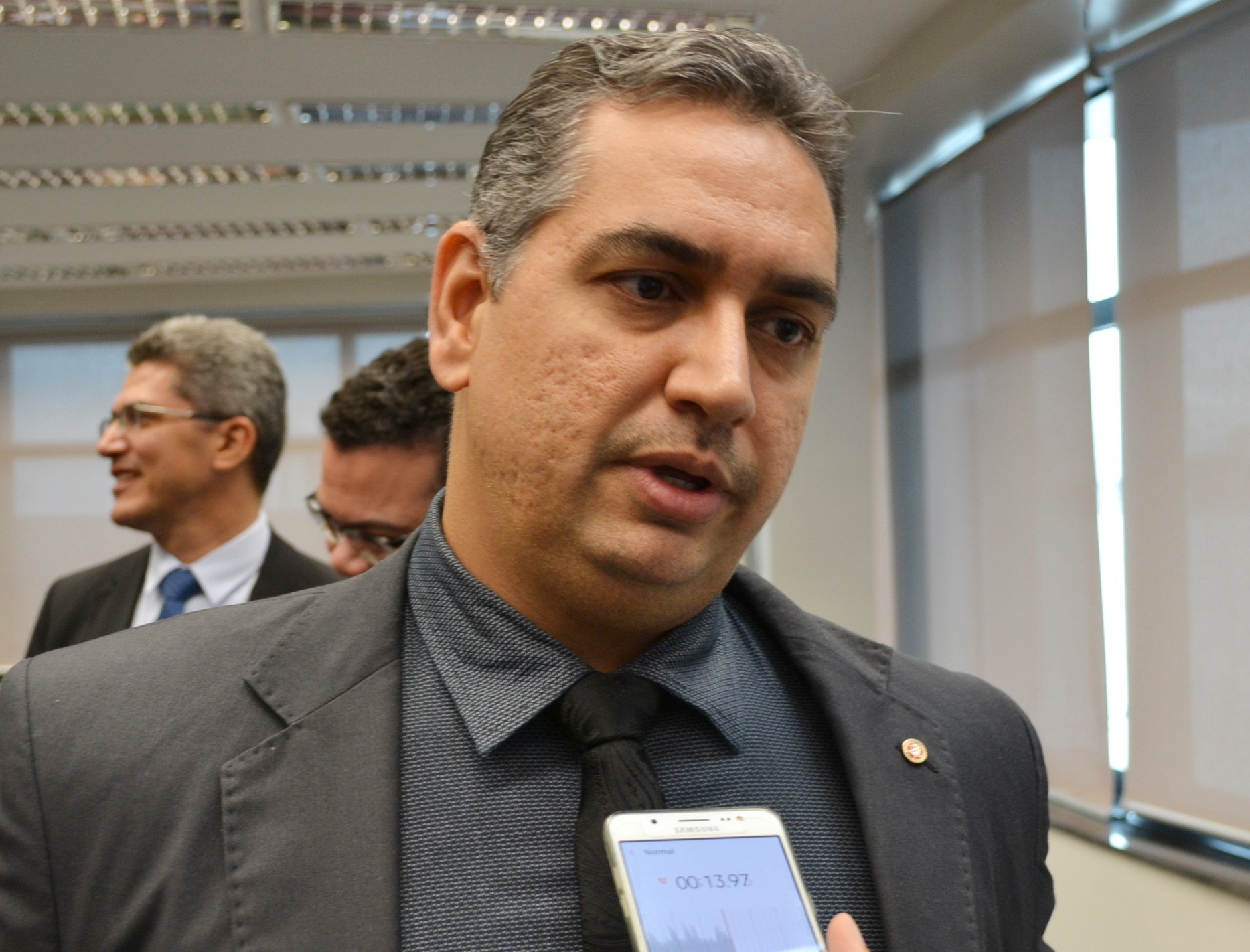 Foto do promotor Glécio falando 