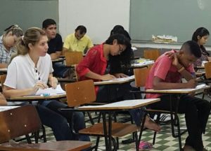 Candidatos respondendo a prova em sala de aula