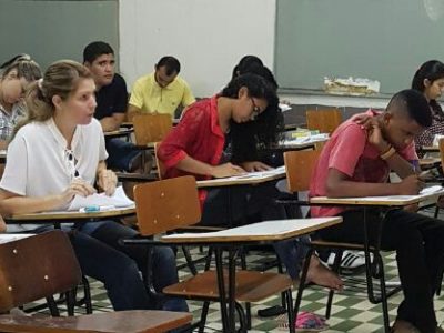 Candidatos respondendo a prova em sala de aula