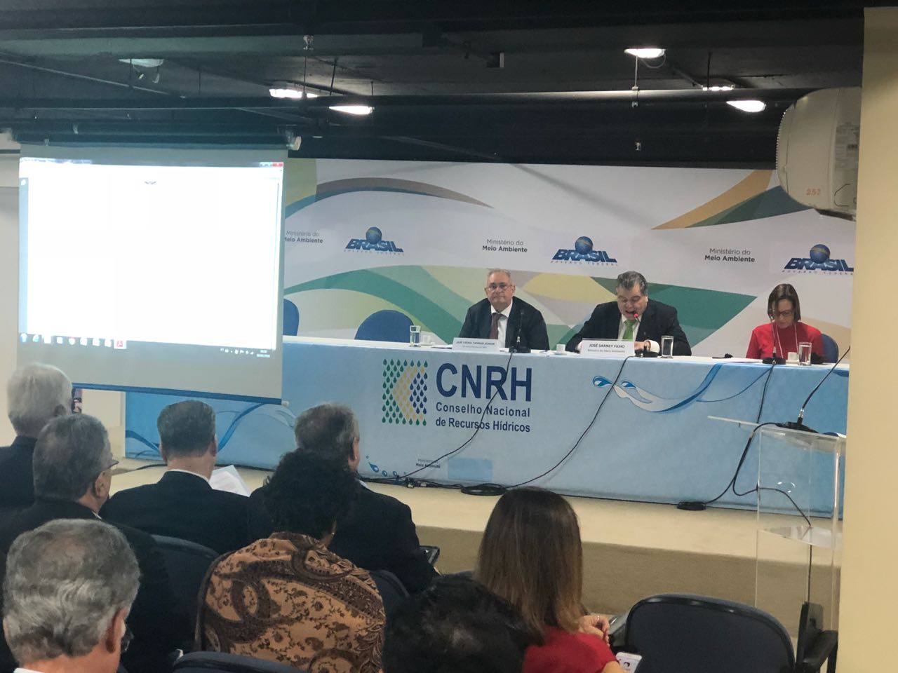 Mesa de honra de reunião
