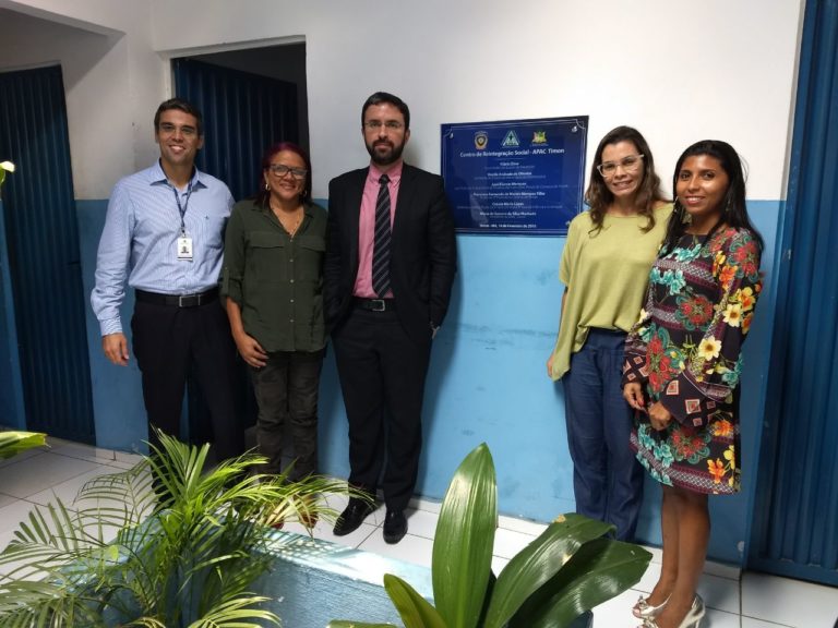 Pessoas de pé