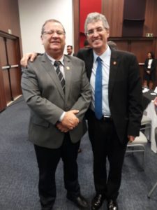 Duas pessoas de pé abraçadas