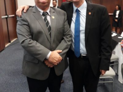 Duas pessoas de pé abraçadas