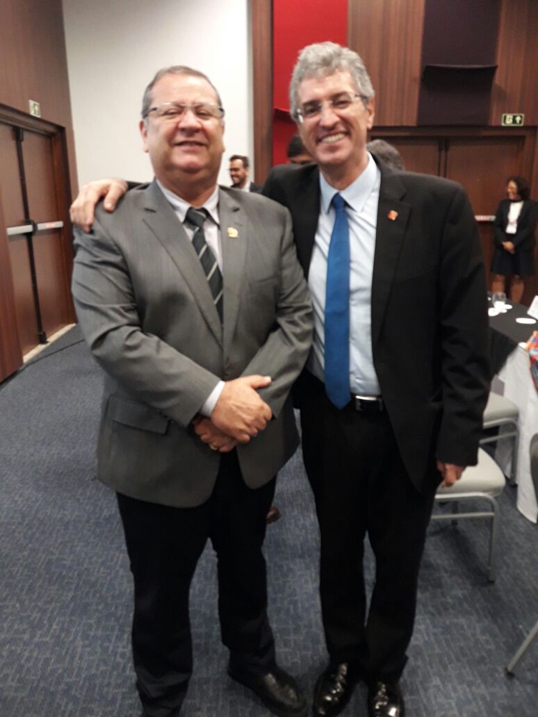 Duas pessoas de pé abraçadas 