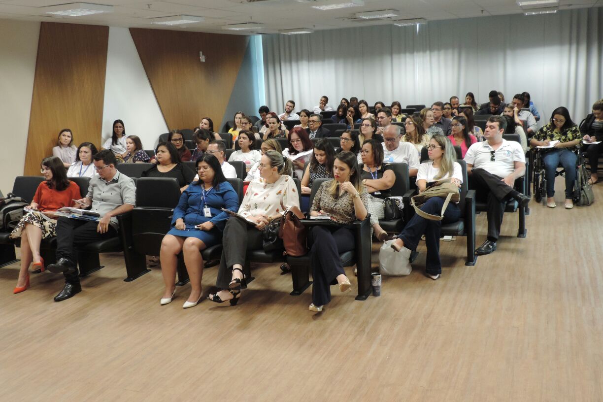 Pessoas sentadas em auditório