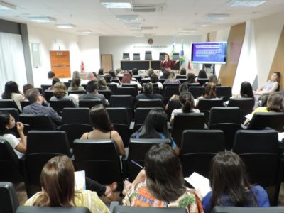 Pessoas sentadas em auditório