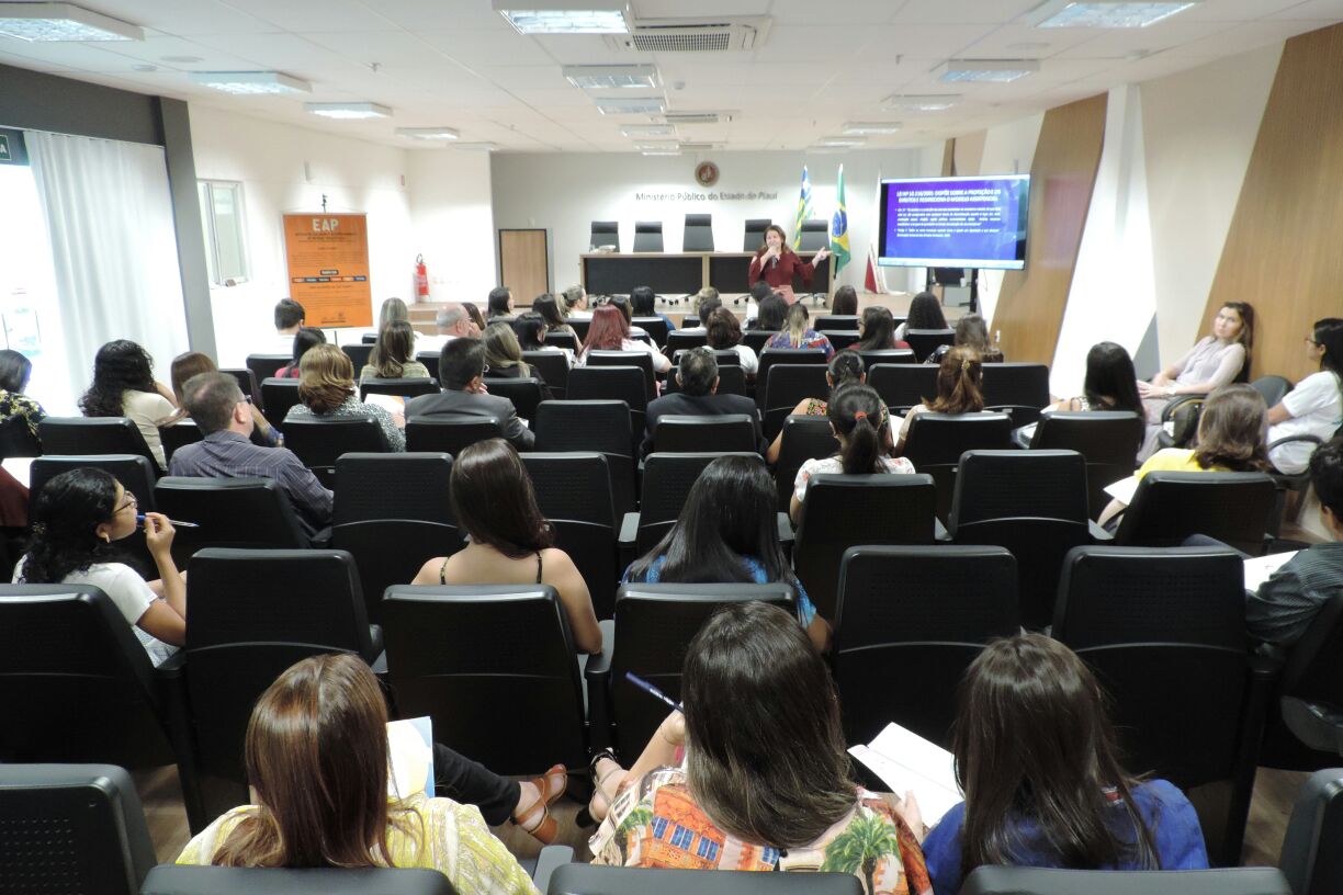 Pessoas sentadas em auditório 