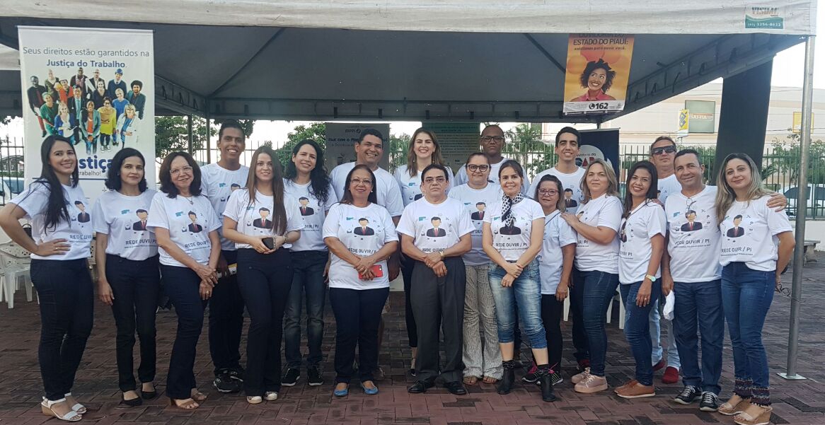 Pessoas de pé sorrindo 