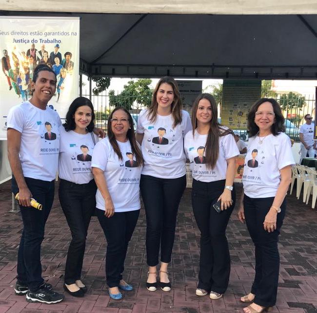 Equipe da Ouvidoria do MPPI, da esquerda para direita: o estagiário John Kennedy, a servidora Cláudia Melo, a Ouvidora-Geral do MPPI, procuradora de Justiça Rosangela Loureiro, a Ouvidora-Geral do Estado, Soraya Castelo Branco, a servidora Daniele Lira, e a Ouvidora Adjunta, procuradora de Justiça, Teresinha Borges. Pessoas de pé sorrindo