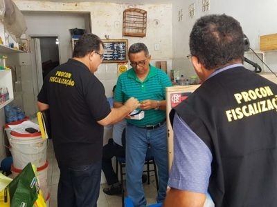 PESSOAS DE PÉ