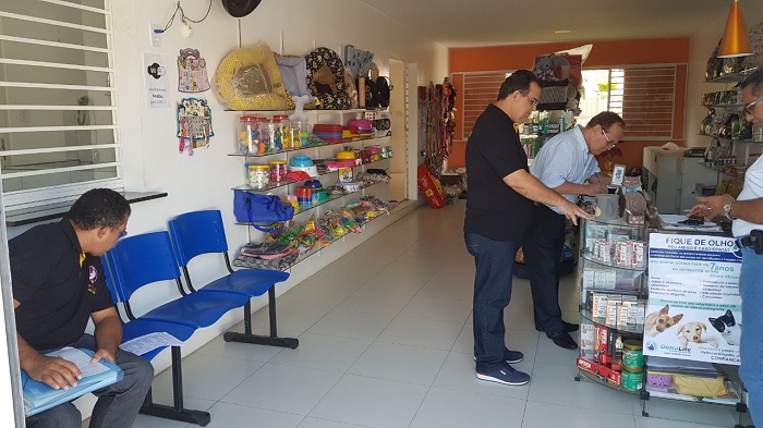 Pessoas de pé dentro de um estabelecimento