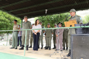 Promotora Luana participa de solenidade na PM