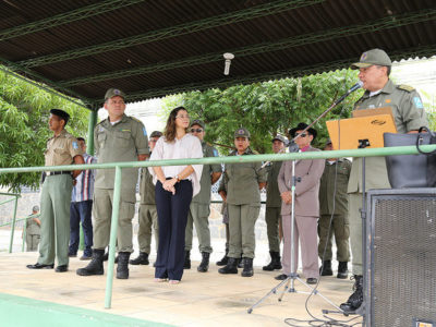 Promotora Luana participa de solenidade na PM