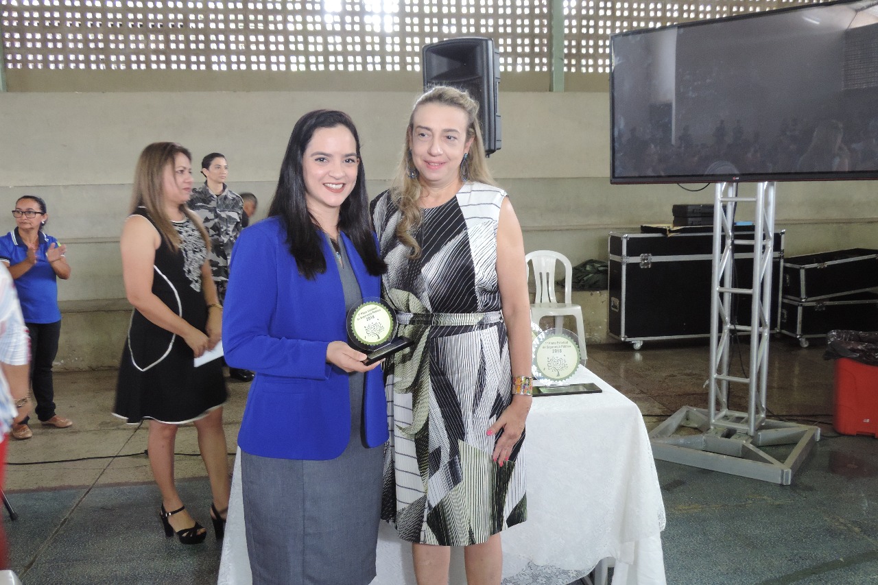 promotora recebendo homenagem 