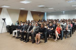 Pessoas sentadas em auditório