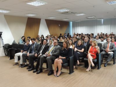 Pessoas sentadas em auditório